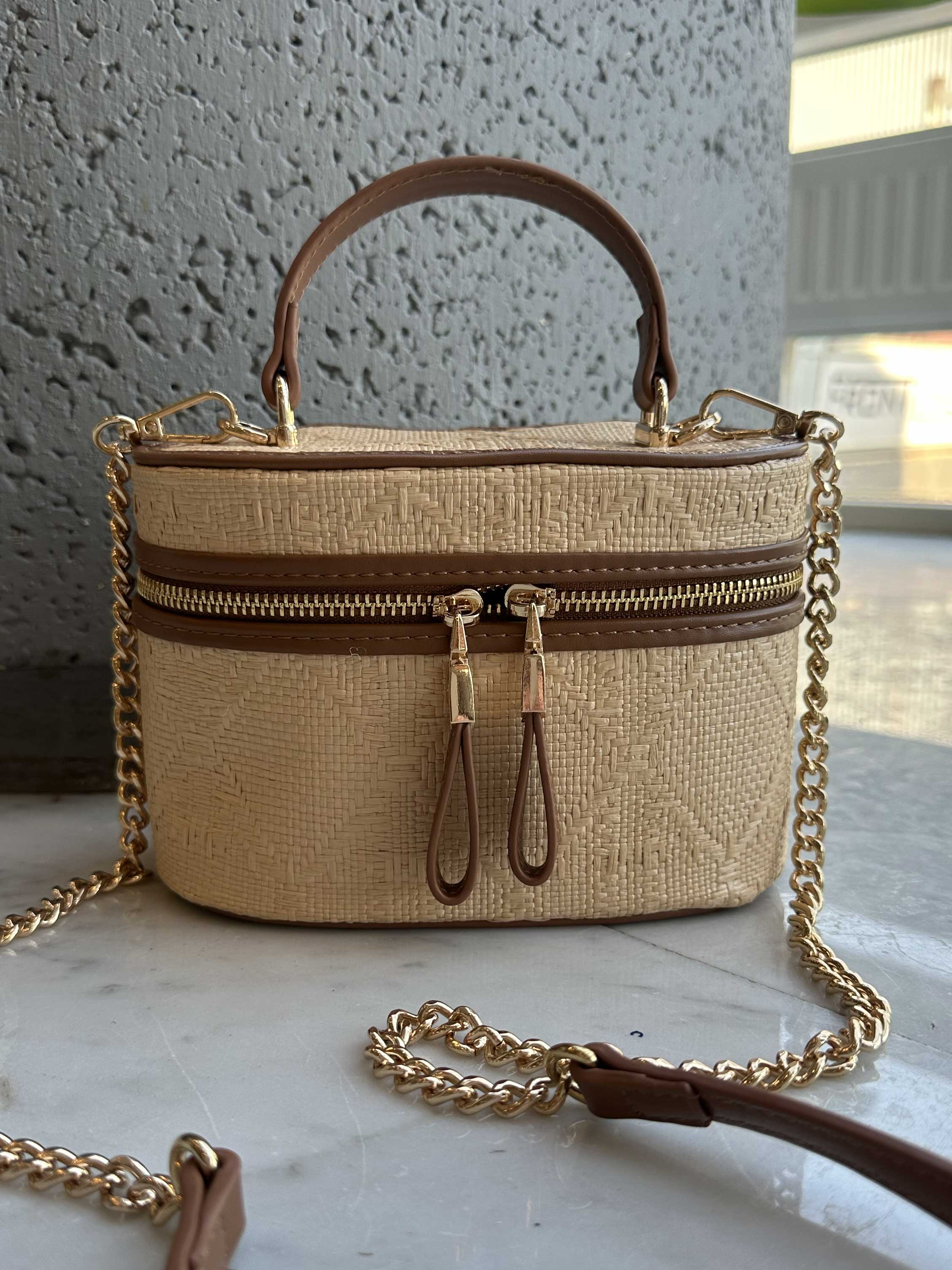 Ana - Sød håndtaske i flet med guldkæde